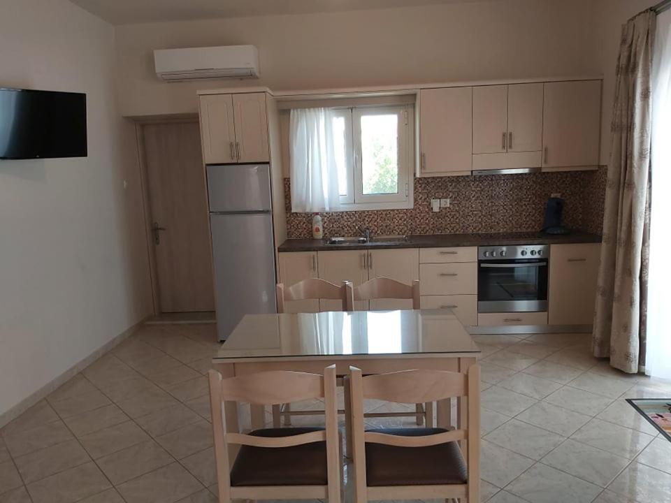 Konstantinos Apartments Ammoudia Habitación foto