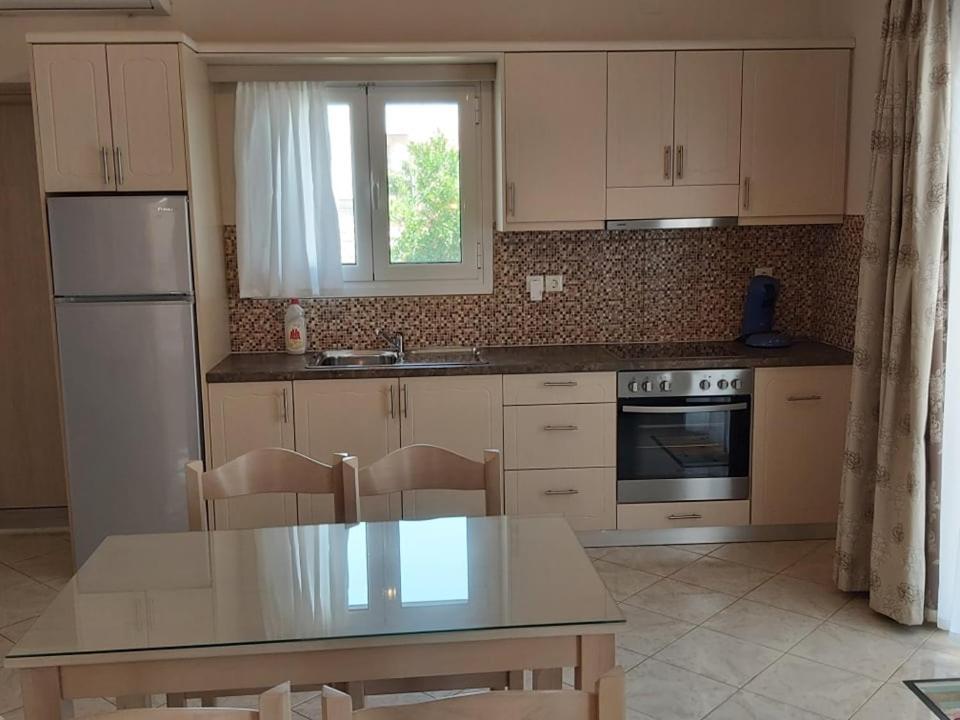 Konstantinos Apartments Ammoudia Habitación foto